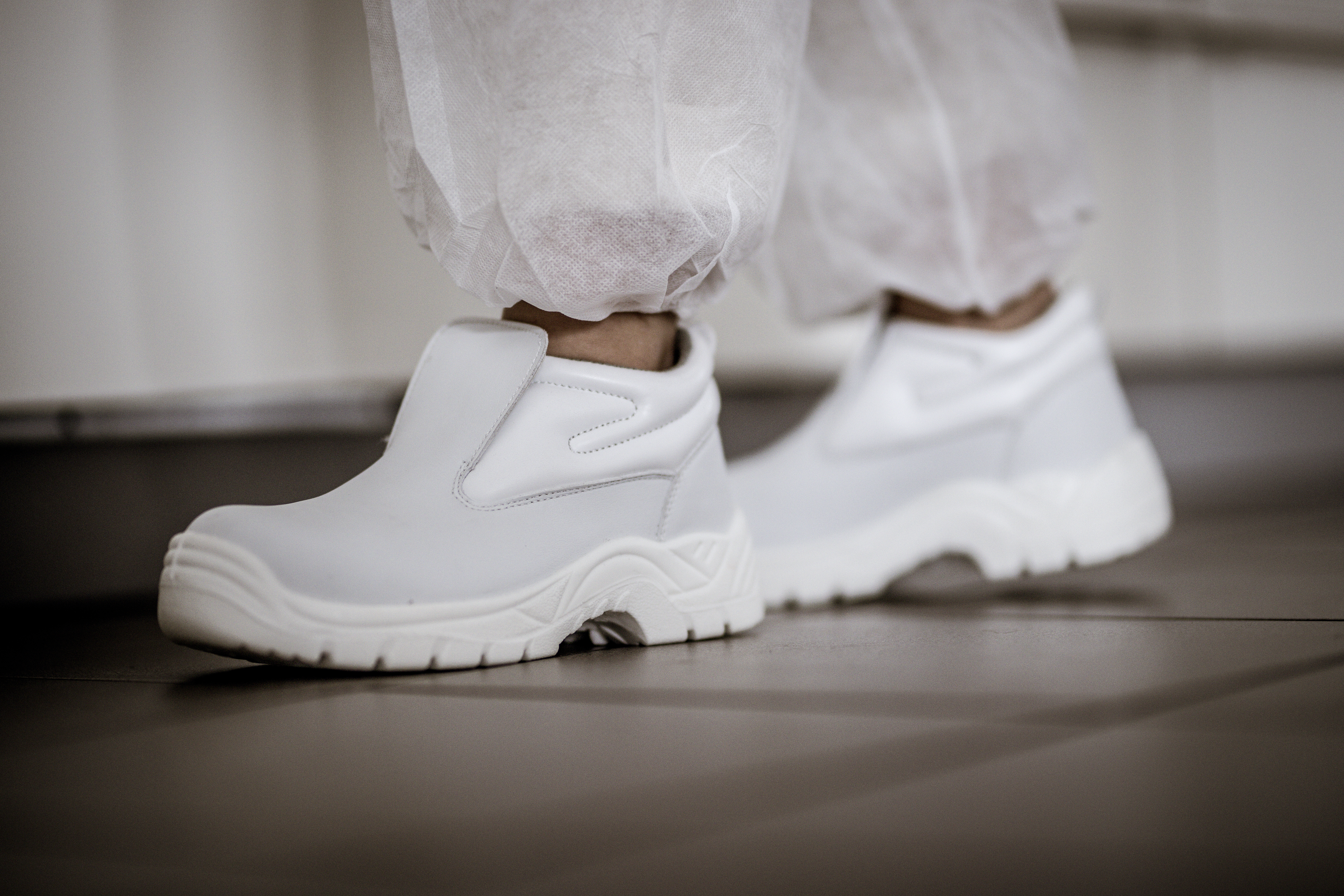 NITRAS CLEAN STEP MID SL, S2 Sicherheitsslipper, weiß, EN ISO 20345
